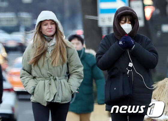 서울의 아침 기온이 영하 8도까지 떨어지며 막바지 추위가 이어지고 있는 18일 오전 서울 광화문네거리에서 두꺼운 옷을 입은 시민들이 출근하고 있다. 2020.2.18/뉴스1 © News1 이동해 기자