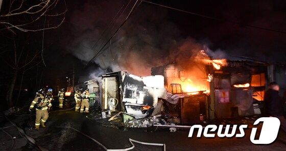 17일 오후 10시 25분쯤 인천시 계양구의 한 공장에서 화재가 발생했다. 소방대원이 화재를 진압하고 있다.(인천계양소방서제공)2020.2.18/뉴스1 © News1 정진욱 기자