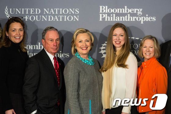 한 행사에서 힐러리 클린턴 전 미 국무장관(가운데)이 마이클 블룸버그 전 뉴욕 시장(왼쪽에서 두번째)과 나란히 서서 활짝 웃고 있다. <자료 사진>© AFP=뉴스1