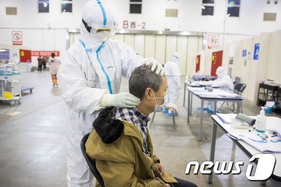 17일 신종 코로나의 발원지인 후베이성 우한의 병원에서 의료진이 환자 상태를 점검하고 있다. © AFP=뉴스1 © News1 우동명 기자