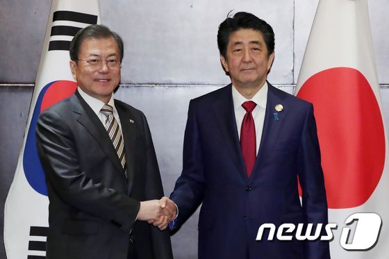 문재인 대통령(왼쪽)과 아베 신조 일본 총리. © AFP=뉴스1