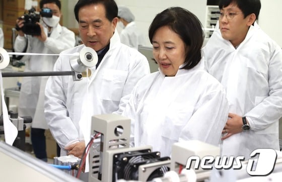 박영선 장관(오른쪽)이 에버그린 공장을 찾아 현장을 둘러보고 있다.(중기중앙회 제공) 