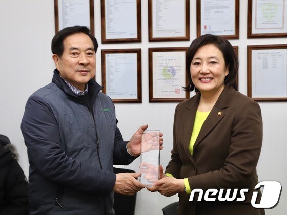 박영선 장관(오른쪽)이 이승환 에버그린 대표에게 감사패를 전달하고 있다.(중기중앙회 제공) 