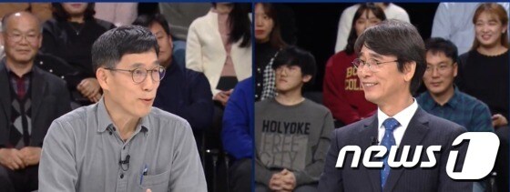 진중권 전 동양대 교수(왼쪽)와 유시민 노무현재단 이사장이 지난 1월 1일 JTBC 신년특집 토론회에서 '한국 언론, 어디에 서있나'를 주제로 토론하고 있다. © 뉴스1