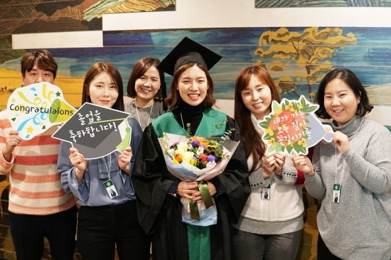 2020년 한양사이버대학교 졸업생인 안효정 파트너(왼쪽에서 4번째)가 동료들의 축하를 받고 있다.(사진제공=스타벅스)© 뉴스1
