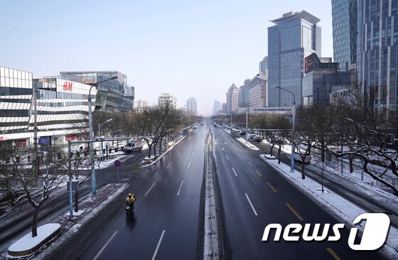지난달 코로나19 확산으로 텅 비었던 중국 베이징 한 거리 © 로이터=뉴스1