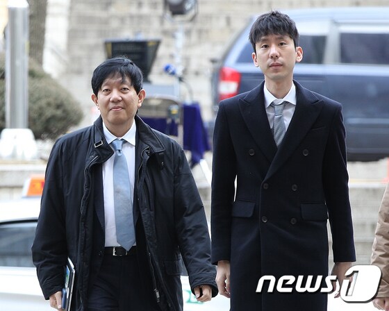 이재웅(왼쪽) 쏘카 대표와 박재욱 타다 운영사 VCNC 대표 2020.2.19/뉴스1 © News1 신웅수 기자