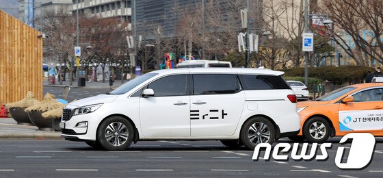 차량공유 서비스 '타다'가 합법이라는 법원의 첫 판단이 나온 19일 오후 서울 도심에서 타다 차량이 운행하고 있다. 2020.2.19/뉴스1 © News1 박지혜 기자