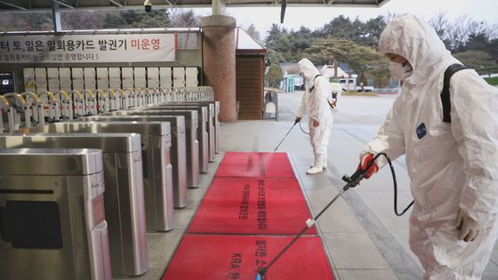 한국마사회가 장내 출입구에 대한 방역을 실시하고 있다© 뉴스1(한국마사회 제공)