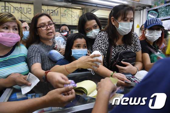 31일 필리핀 수도 마닐라의 약국에서 마스크를 구입하려는 사람들. © AFP=뉴스1