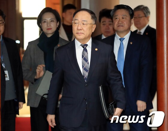 홍남기 부총리 겸 기획재정부 장관.(가운데)/뉴스1 © News1 구윤성 기자