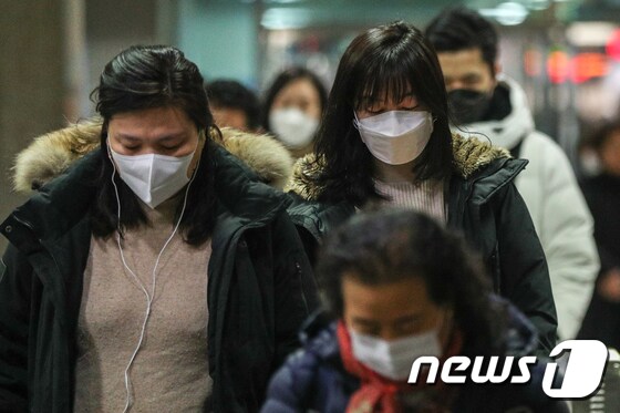 20일 오전 서울 성동구 왕십리역에서 마스크를 착용한 시민들이 출근길 발걸음을 재촉하고 있다. © News1 성동훈 기자