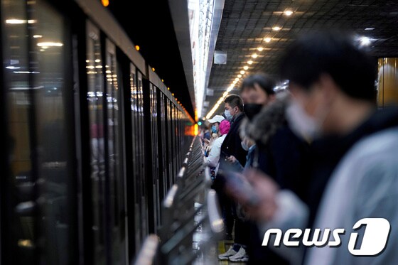 중국 상하이 지하철역의 승객들이 마스크를 쓰고 있는 모습 <자료사진> © 로이터=뉴스1