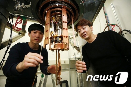 조성재 교수(오른쪽)와 김성호 연구원. (KAIST 제공)© 뉴스1
