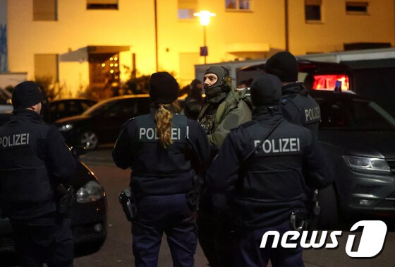 19일 독일 경찰 특수부대가 하나우 총격범을 추적하고 있다. © 로이터=뉴스1