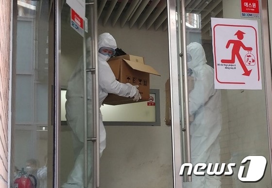 중국인 유학생들이 격리 수용된 대전의 한 대학 기숙사에 관계자들이 방역복을 입고 식사를 전달하기 위해 들어서고 있다. © 뉴스1