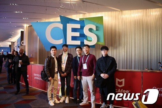 전민건 전북기계공고 학생(왼쪽에서 2번째)와 중기부 관계자들이 CES2020을 방문하고 기념사진을 촬영하고 있다. (전민건 학생 제공) © 뉴스1