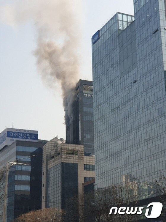서울 서초동 고층건물 14층 화재현장 (독자제공) 2020.2.20© 뉴스1