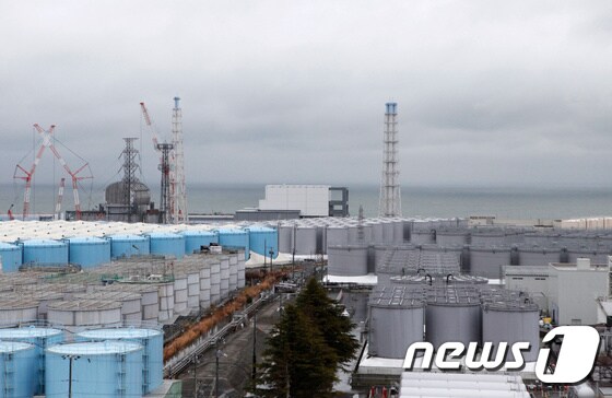 일본 후쿠시마 제1원자력발전소 부지 내의 방사성 오염수 저장 탱크 <자료사진> © 로이터=뉴스1