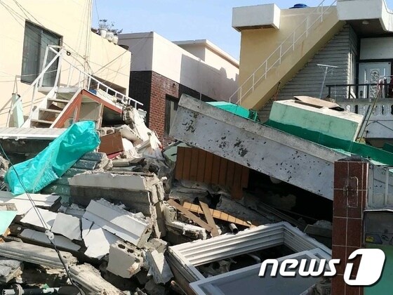 21일 오전 부산 연제구의 한 단독주택 철거 현장에서 건물이 붕괴돼 인부 5명이 매몰됐다.(부산지방경찰청 제공)© 뉴스1