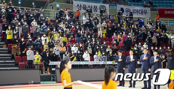 2019-20 현대모비스 프로농구 삼성과 LG의 경기. 관중석에 마스크를 쓴 팬들의 모습이 보인다. (KBL 제공) © 뉴스1