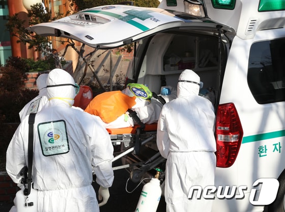 21일 오후 국내 코로나19 두 번째 사망자가 발생한 경북 청도군 청도대남병원에서 입원 중인 환자가 다른 병원으로 이송되고 있다. 2020.2.21/뉴스1 © News1 신웅수 기자