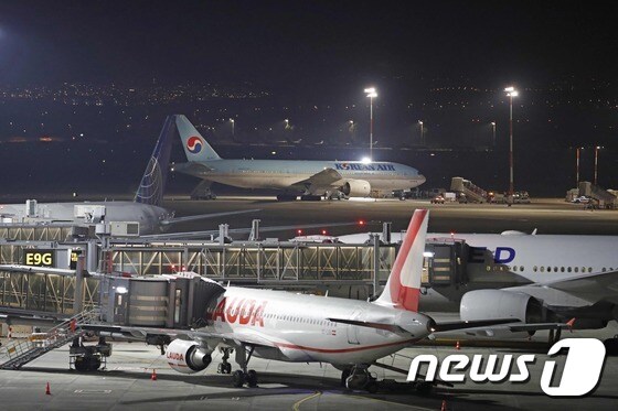 이스라엘 공항에 도착한 한국 여객기 © AFP=뉴스1