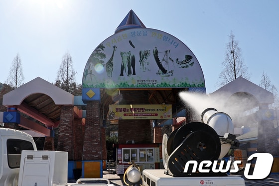 코로나19로 폐쇄된 광주 우치공원 '방역 소독'