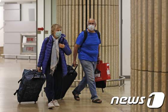 이스라엘 텔아비브 벤구리온 국제공항의 여행객들이 마스크를 쓴 채 활보하고 있다. © AFP=뉴스1