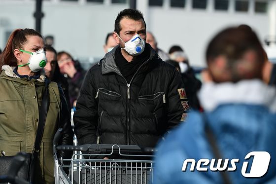 이탈리아 롬바르디아주 주민들이 마스크를 쓴 채 거리를 활보하고 있다. © AFP=뉴스1