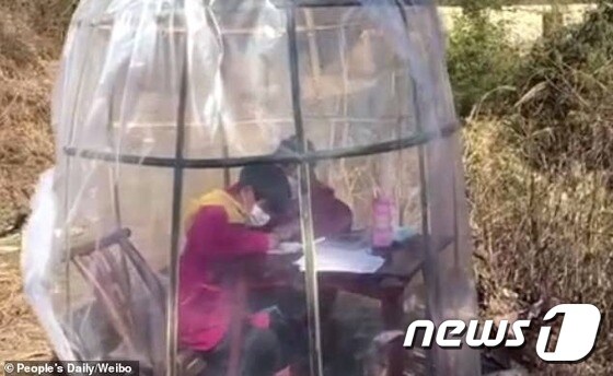 집에서 온라인 수업을 듣지 못하는 딸을 위해 비닐 독서실을 만든 한 엄마 (출처=데일리매일))© 뉴스1