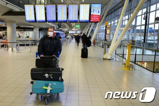 네덜란드의 한 공항에서 여행객이 마스크를 쓰고 있다. <자료사진> © AFP=뉴스1