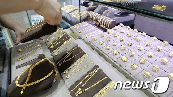  24일 오후 서울 종로구 한국금거래소에 금목걸이가 진열되고 있다.  2020.2.24/뉴스1 © News1 박지혜 기자