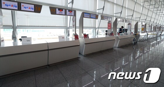 사진은 이날 인천공항 출국장 여행사 카운터가 한산한 모습을 보이고 있다.  © News1 황기선 기자