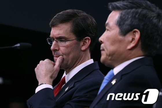 마크 에스퍼 미국 국방장관(왼쪽)과 정경두 한국 국방장관 © AFP=뉴스1