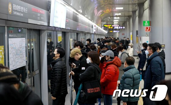 25일 오전 김포공항역에서 승객들이 지하철 이용을 위해 대기하고 있다. 김포시는 5번째 확진자 A씨가 경전철인 김포골드라인과 9호선을 이용해 용산까지 출퇴근했다고 밝혔다.2020.2.25/뉴스1 © News1 정진욱 기자