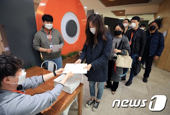 25일 소셜커머스 기업인 티몬 직원들이 서울 강남구 본사에서 신종 코로나바이러스 감염증(코로나19) 위기경보 격상에 따른 재택근무를 위해 노트북을 수령하고 있다. 2020.2.25/뉴스1 © News1 구윤성 기자