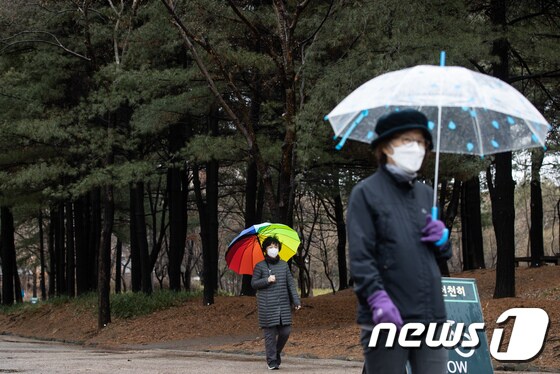 전국에 봄을 재촉하는 비가 내린 25일 서울 성동구 서울숲에서 우산을 쓴 시민들이 산책을 하고 있다. 2020.2.25/뉴스1 © News1 유승관 기자