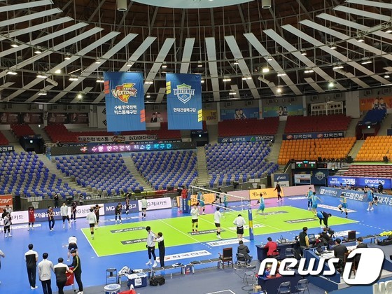 한국전력과 삼성화재 선수들이 25일 관중이 없는 텅빈 수원실내체육관에서 경기를 준비하고 있다. © 뉴스1