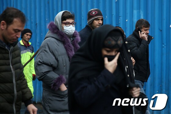 이란 테헤란 주민들이 마스크를 착용하고 있다. © 로이터=뉴스1