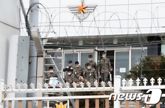 26일 서울 국방부에서 마스크를 쓴 장병들이 이동하고 있다. 2020.2.26/뉴스1 © News1 허경 기자