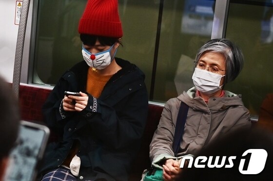 일본 도쿄 시내 지하철에서 마스크를 착용한 시민들 <자료사진> © AFP=뉴스1