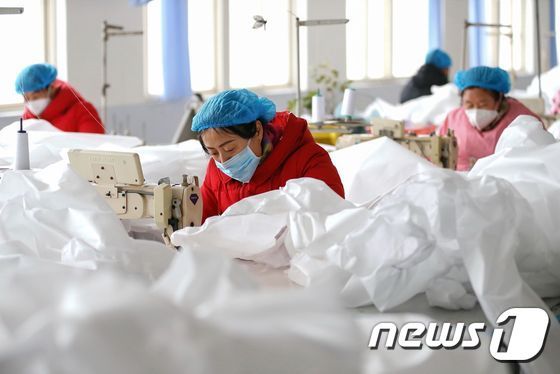 신종 코로나바이러스 의료 용품 지원을 위해 6일(현지시간) 중국 산둥성 칭다오시의 한 공장 노동자들이 방호복을 생산하고 있다. © AFP=뉴스1 