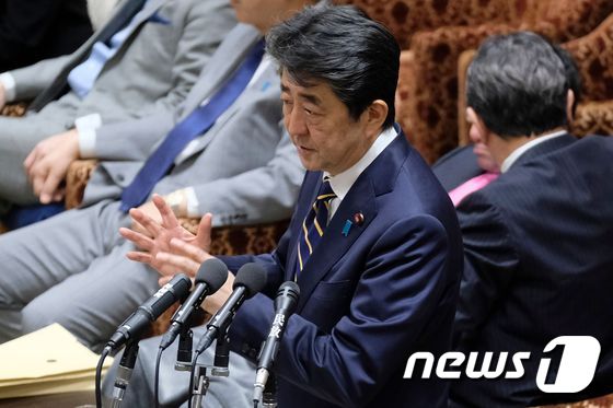 아베 신조 일본 총리가 지난달 26일 도쿄의 중의원 예산위원회에 참석해 의원들의 질문에 답변하고 있다. © AFP=뉴스1 © News1 