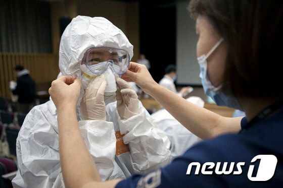보호구 착탈의 훈련하는 서울의료원 의료진
