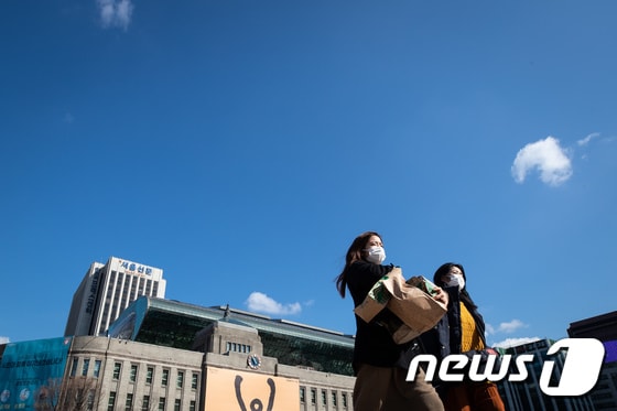 미세먼지 농도가 '좋음' 수준을 보였던 지난 2월27일 서울광장에서 푸른 하늘 아래 마스크를 쓴 시민들이 지나고 있다. 뉴스1DB © News1 유승관 기자