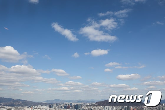전국 대부분 미세먼지 농도가 '좋음'을 나타내고 있는 2월27일 오후 서울 영등포구 63스퀘어에서 바라본 하늘이 파랗게 보이고 있다. 2020.2.27/뉴스1 © News1 성동훈 기자