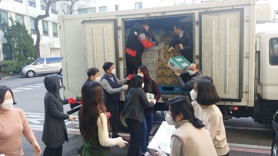27일 매일유업 임직원과 종로구청 공무원들이 서울 종로구 취약계층에 지원물품을 전달하고 있다.(매일유업 제공)© 뉴스1