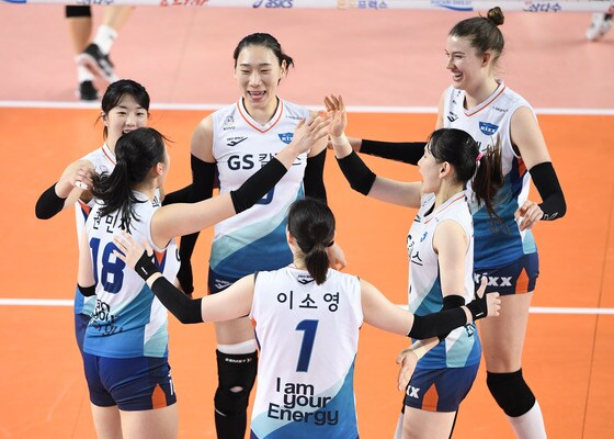 GS칼텍스 선수들이 27일 한국도로공사와의 경기에서 기뻐하고 있다.(KOVO 제공)© 뉴스1