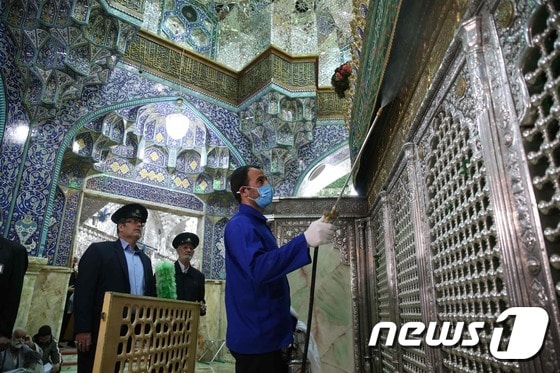 25일 이란 종교도시 곰의 한 이슬람 성지에서 소독 작업이 실시되고 있다. © AFP=뉴스1